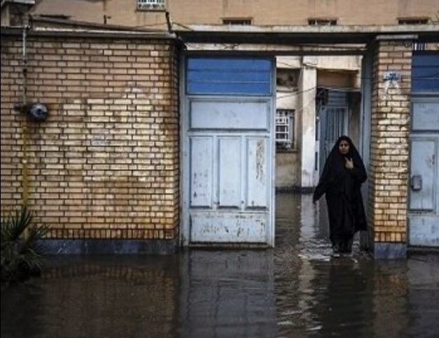 تداوم آبگرفتگی در خیابان‌های بندر امام خمینی