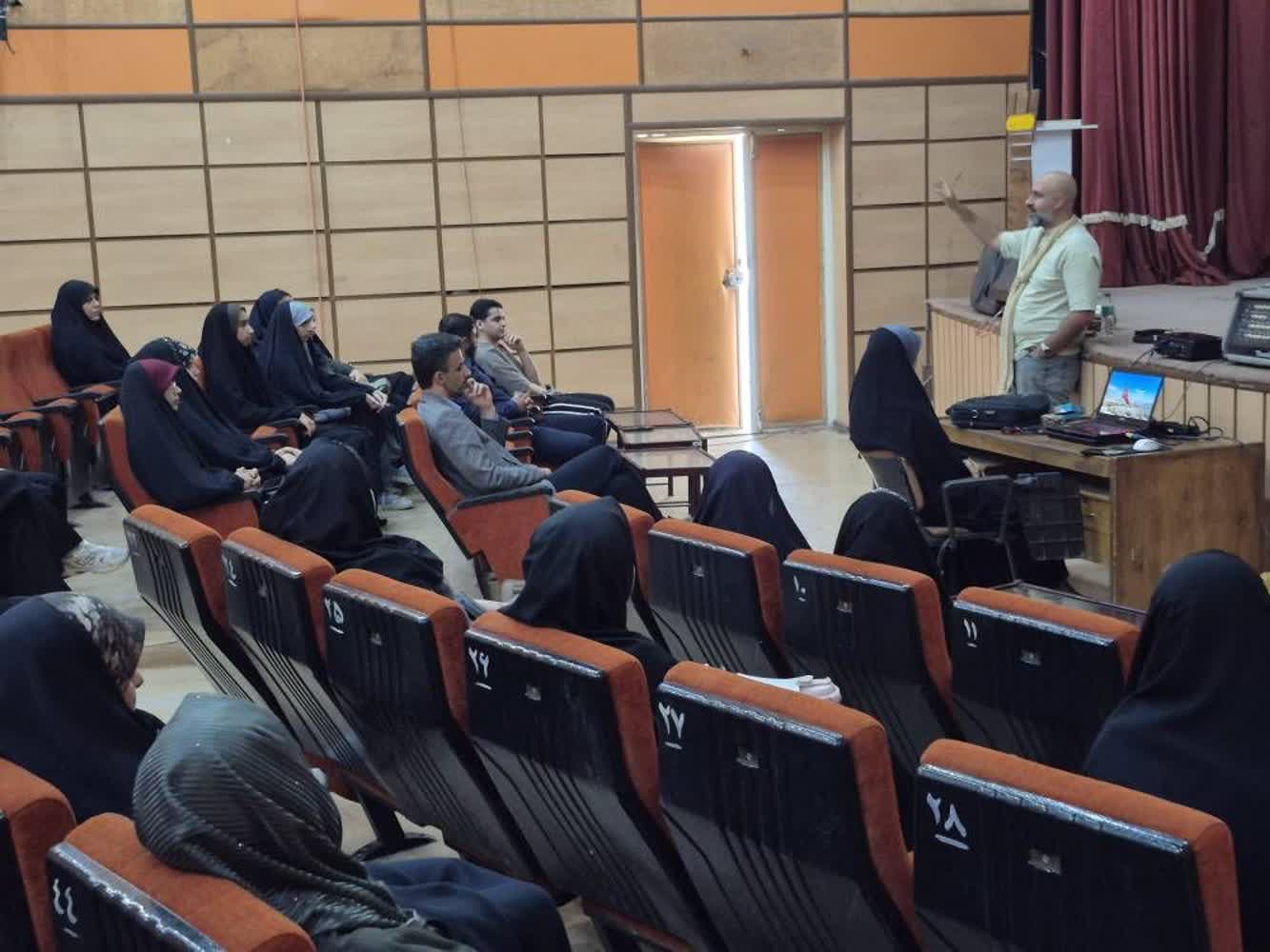 کارگاه فیلم‌سازی با استاد عماد سلمانیان توسط انجمن فیلم و عکس در شهرستان باغملک برگزار شد