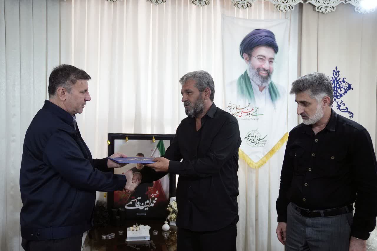دیدار مدیر عامل نفت و گاز مارون با خانواده شهید